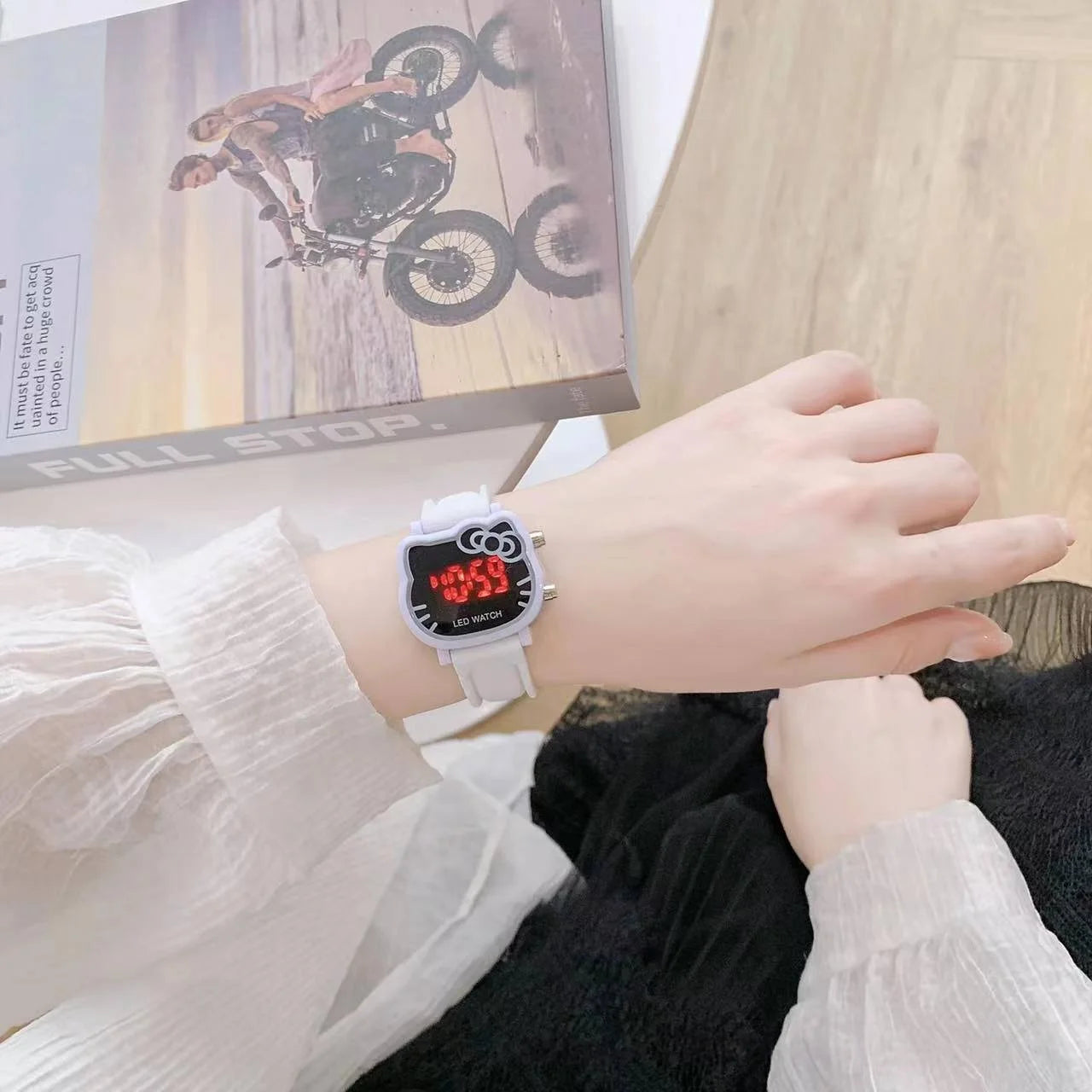 1pcs/set; Hot sale cute kt cat LED electronic watch silicone electronic children's watch female student watch